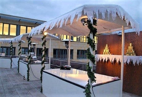 Verschneite Marktstände mieten – Winter-Buffetstände mit Schnee & Eiszapfen – 3