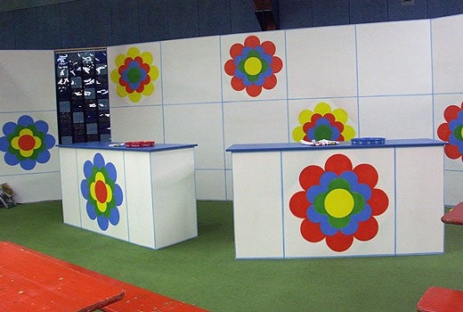 70er-Jahre Blumen-Lounge-Kulisse mieten – Prilblumen Retro, handbemalt, 20 m