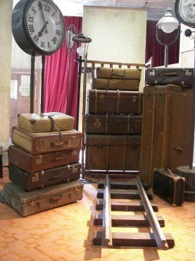 Gepäckträger Figur mieten - Kofferträger mit Kofferwagen 200 cm Hotel-Deko – 2