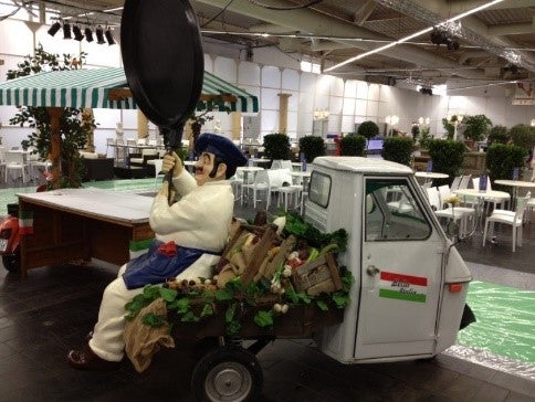 Dreirad APE mieten - originaler Italien-Marktwagen, freistehend rollbar, weiß – 3