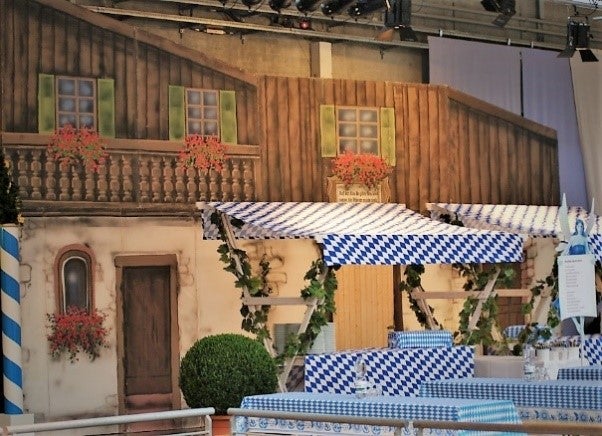 Alpenhaus Fassade mieten - XXL Almhütte 10 m Oktoberfest-Kulisse – 2