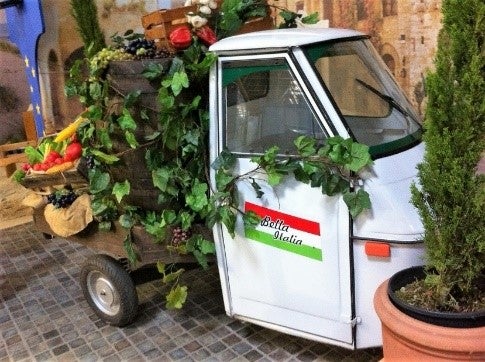 Dreirad APE mieten - originaler Italien-Marktwagen, freistehend rollbar, weiß – 2