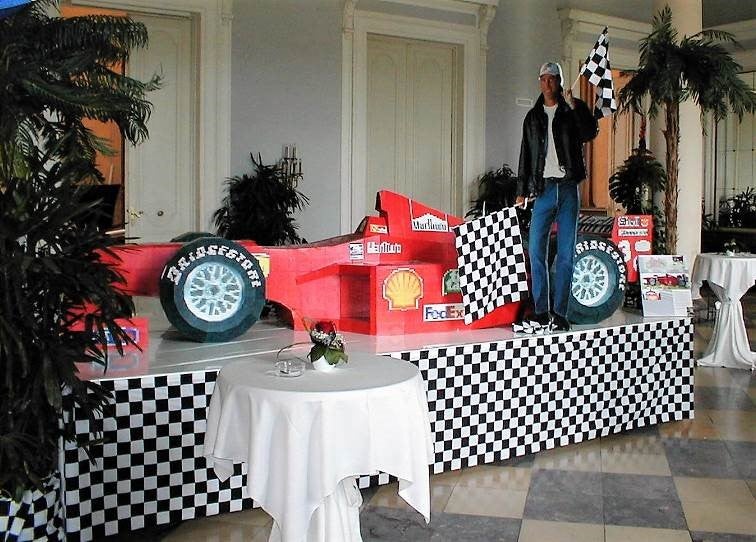Rennwagen-Nachbau 1:1 mieten – Rennauto-Kulisse aus Sperrholz – 4