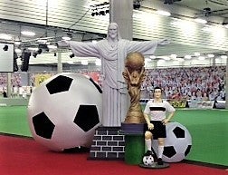 XXL Fußball mieten – aufblasbar & beleuchtet, Ø 120 cm Eyecatcher