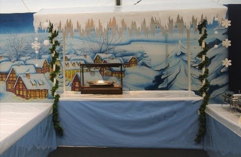 Verschneite Marktstände mieten – Winter-Buffetstände mit Schnee & Eiszapfen – 2