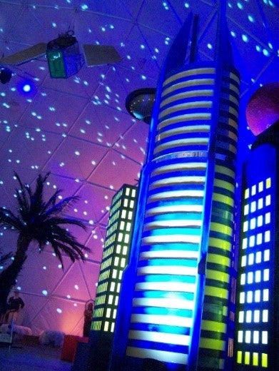 Weltraum-Stadt mieten – 3D-Galaxie-Kulisse mit beleuchteten Wolkenkratzern – 2