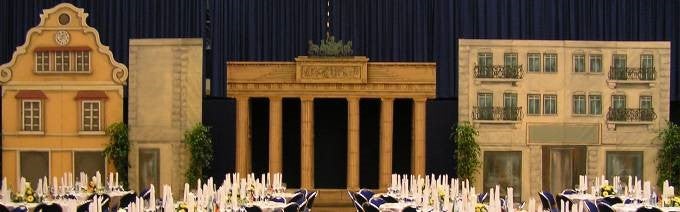 Berlin Hauskulissen mieten – Hausfronten & Brandenburger Tor Backdrop