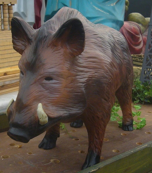 Wildschwein-Figur mieten – lebensgroßer Keiler, Deko für Wald & Jagd-Events