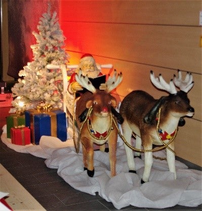 Weihnachtsmann mit Schlitten mieten – Nikolaus-Figur & Deko-Schlitten – 3