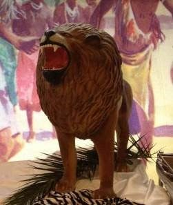 Löwen-Figur mieten – lebensgroße stehende Löwe-Deko, Afrika- & Safari-Events – 2