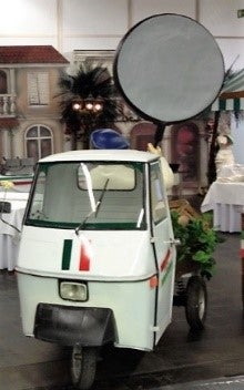 Dreirad APE mieten - originaler Italien-Marktwagen, freistehend rollbar, weiß