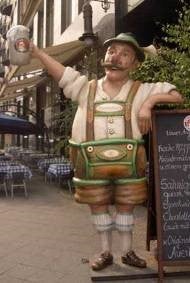 Bayer-Figur mieten – lebensgroße Oktoberfest-Deko mit Bierkrug, ca. 200 cm