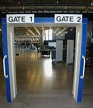 Flughafen-Gate mieten - Airport-Scanner-Nachbau für Reise- & Event-Deko