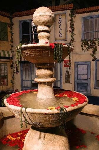 Brunnen mieten – Steinbrunnen-Optik ca. 300 cm hoch, mit Wasserlauf-Funktion – 2