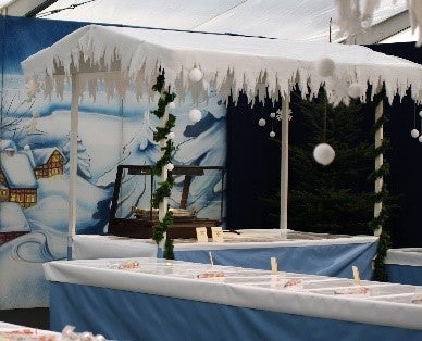 Verschneite Marktstände mieten – Winter-Buffetstände mit Schnee & Eiszapfen