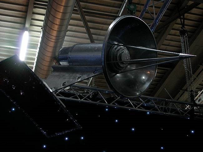 Satellit-Deko mieten – Hänge-Objekt aus Pappmaché, 200 cm – 2