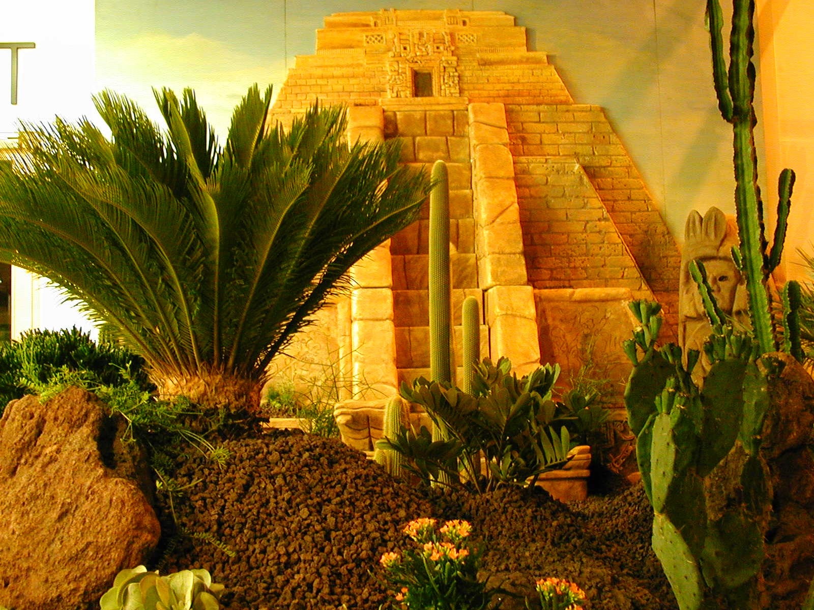 Tempelanlage mieten – Inka-/Maya-/Azteken-Tempel, vollplastisch, freistehend (ca. 450×400 cm)