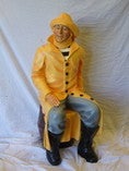 Fischer- & Matrosen-Figur mieten – lebensgroße Deko, sitzend, maritim
