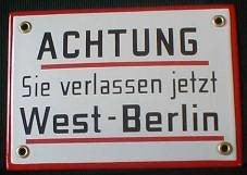 Berliner Grenzschild mieten - DDR Berliner Mauer Deko Blech