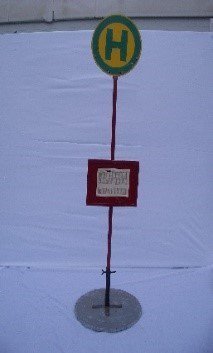 Bushaltestelle mieten – Bushalteschild mit Fahrplantafel & Standfuß, ca. 230 cm – 2