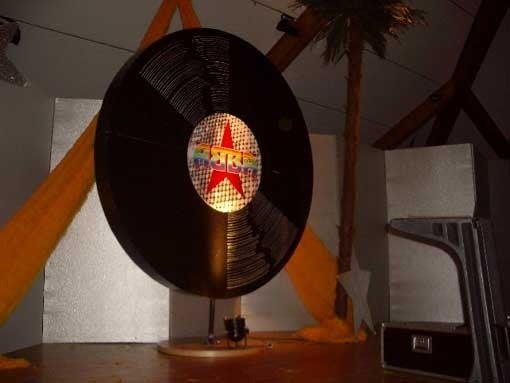 Schallplatten-Deko mieten – XXL-Schallplatte auf Stativ, Musik-Event – 2