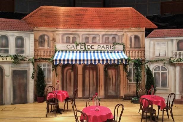 Frankreich Café-Kulisse mieten – Café de Paris Hausfassade 2D, handgemalt