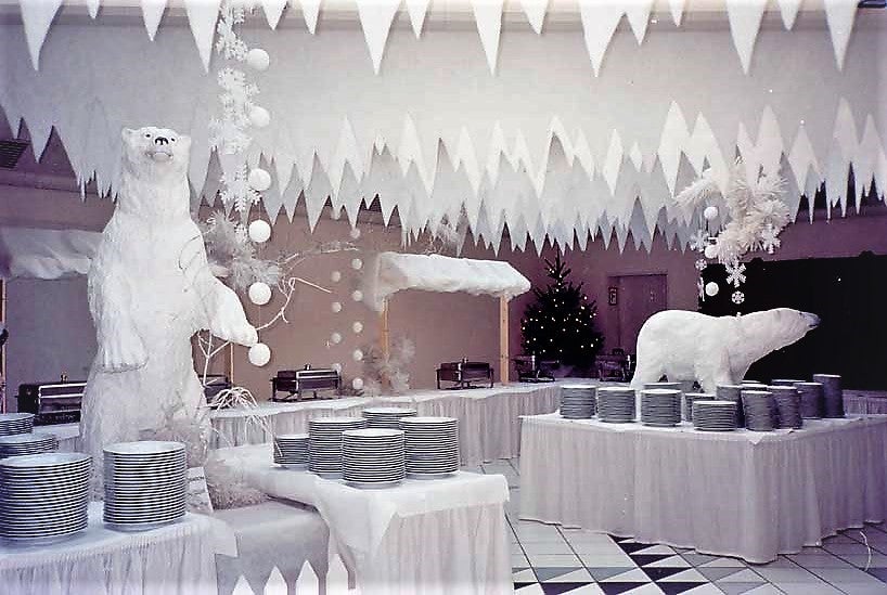 Verschneite Marktstände mieten – Winter-Buffetstände mit Schnee & Eiszapfen – 4