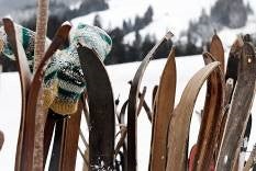 Ski & Skistöcke mieten – originale Holz-Ski für Après-Ski- & Winter-Deko – 3