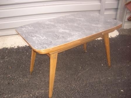 50er-Jahre Couchtisch mieten – Vintage-Tisch ca. 115 cm, Marmor-Optik