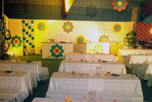 70er-Jahre Blumen-Lounge-Kulisse mieten – Prilblumen Retro, handbemalt, 20 m – 2