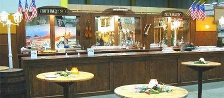 Western-Saloon-Kulisse mieten – Bar, Theke & Spiegelvitrine | Wilder-Westen-Dekoration