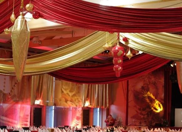 Weihnachts-Dekostoffe mieten – Deckenkaschierung in Rot & Gold, B1 schwer entflammbar – 4