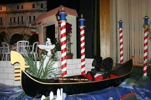 Venezianische Gondel mieten – Venedig-Deko aus Holz, ca. 400 cm