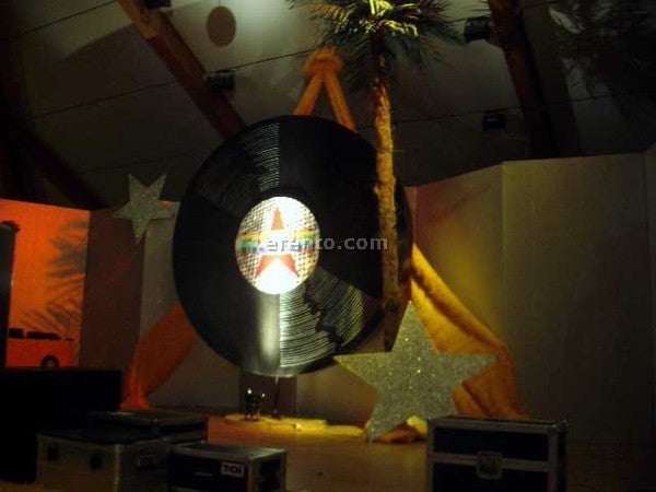 Schallplatten-Deko mieten – XXL-Schallplatte auf Stativ, Musik-Event – 3