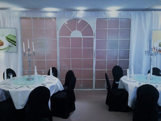 Fensterfront-Kulisse mieten – transparente Fenster, LED-hinterleuchtbar, 1,28 x 2,6 m – 2