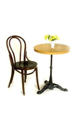 Bistro-Möbel mieten – Café- & Restaurant-Set: Tisch mit Gussfuß + 3 Holzstühle – 3
