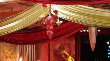 Weihnachts-Dekostoffe mieten – Deckenkaschierung in Rot & Gold, B1 schwer entflammbar – 3