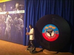 Schallplatten-Deko mieten – XXL-Schallplatte auf Stativ, Musik-Event – 4