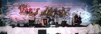 Weihnachts-Kulisse mieten – Weihnachtsmann mit Schlitten & Rentieren, ca. 14 m breit