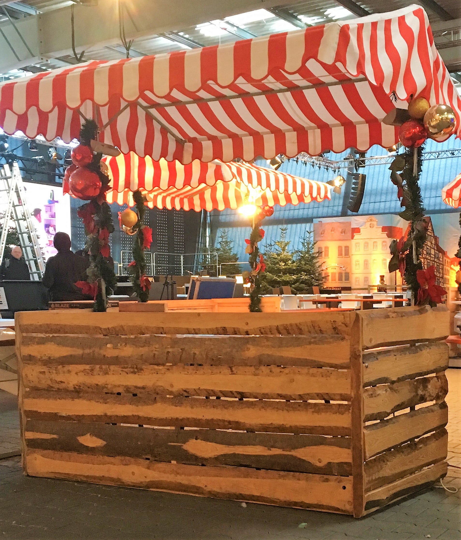 Thekenverblendung mieten – Rustikale Holz-Verblendung für Theke & Bar | Event