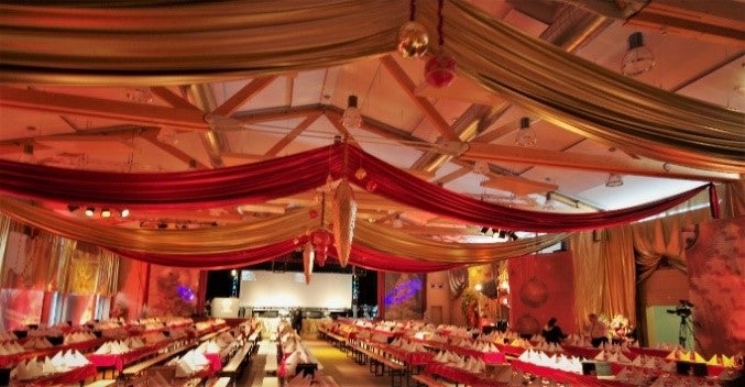 Weihnachts-Dekostoffe mieten – Deckenkaschierung in Rot & Gold, B1 schwer entflammbar