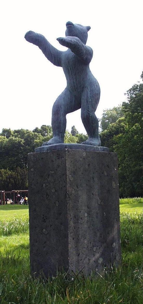 Berliner Bär mieten – Skulptur ca. 365 cm mit Sockel, Berlin-Wahrzeichen-Deko