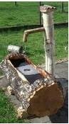 Holzbrunnen mieten - Birkenholz-Tränke mit Pumpe für Alpen- & Bauernhof-Deko