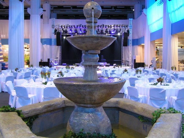 Brunnen mieten – Steinbrunnen-Optik ca. 300 cm hoch, mit Wasserlauf-Funktion – 3