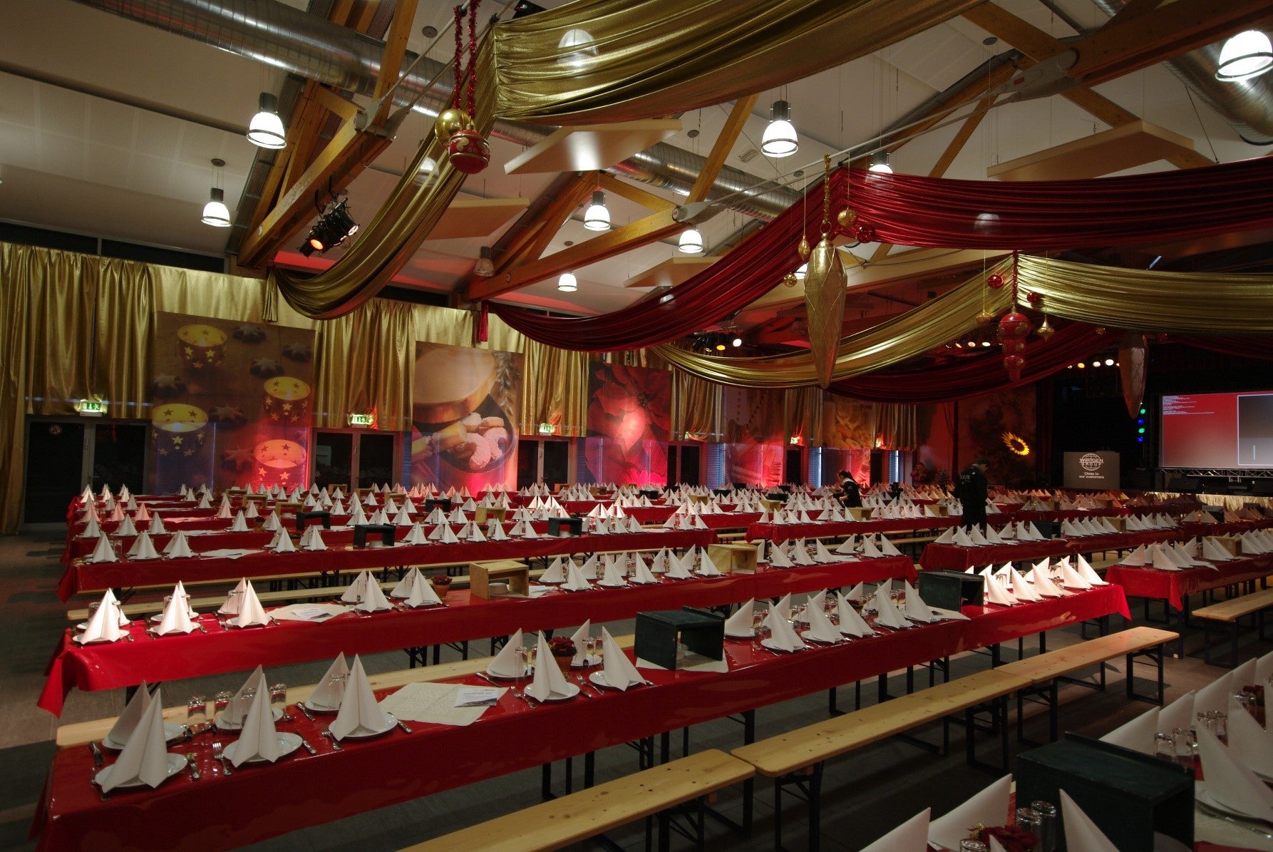 Weihnachts-Dekostoffe mieten – Deckenkaschierung in Rot & Gold, B1 schwer entflammbar – 2