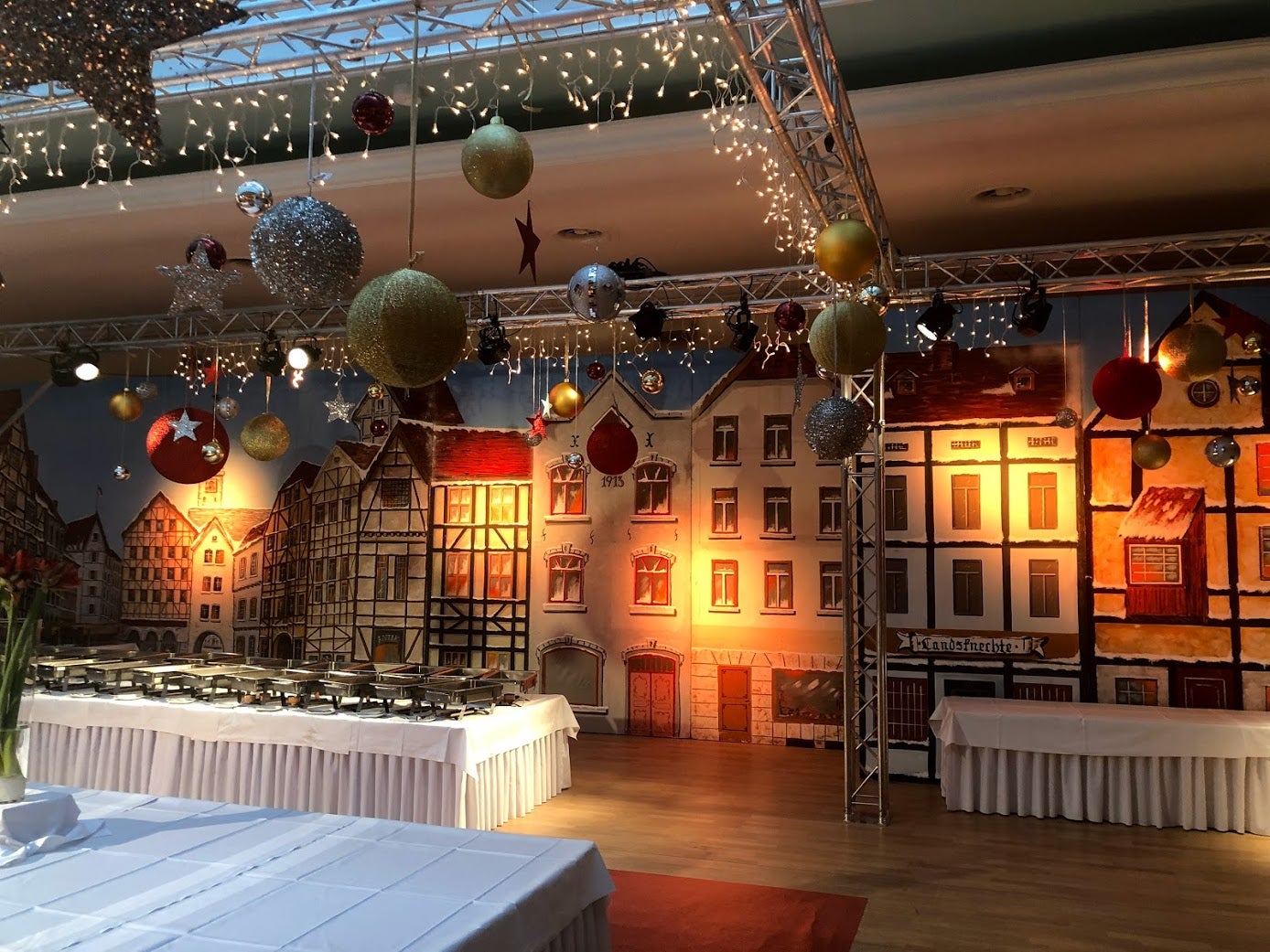 Winter-Altstadt-Kulisse mieten – verschneiter Marktplatz, Fachwerk, 20 m – 4