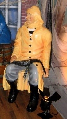 Fischer- & Matrosen-Figur mieten – lebensgroße Deko, sitzend, maritim – 3