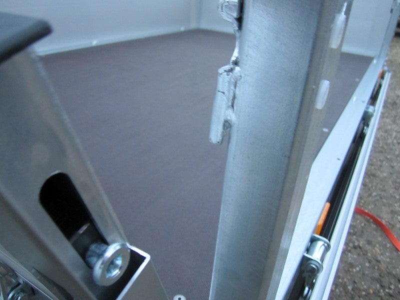 Offener Kastenanhänger mieten – 2700 kg, gebremst, Ladefläche 401 x 183 cm – 2