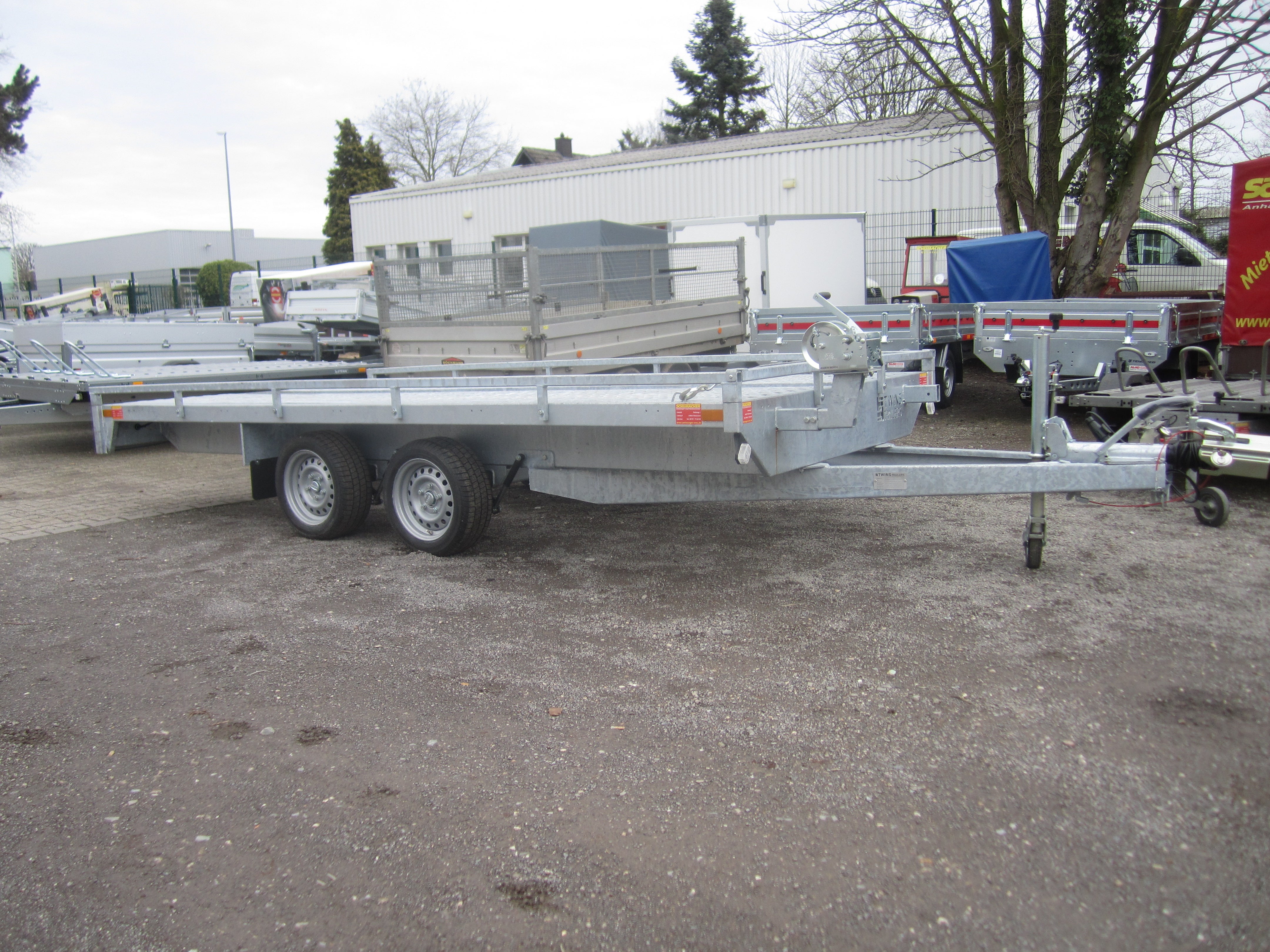 Autotransporter mieten – KFZ-Transportanhänger, kippbar mit Winde, bis 3000 kg