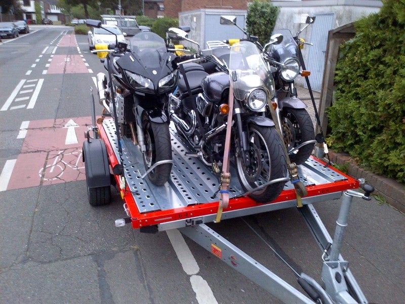 Motorradtransporter mieten – Motorradanhänger für 3 Motorräder, 250 x 183 cm